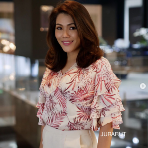 ✨เสื้อคอวีแขนระบาย✨